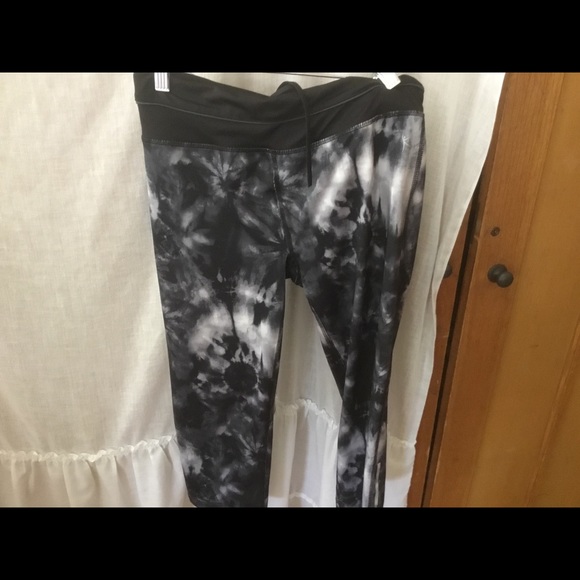 Danskin Now Fitted Yoga Capri Multi Small 4-6 color Multi - Picture 1 of 6